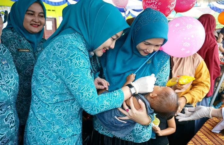 Pj. Ketua TP PKK Langkat Serahkan 100 Paket Sembako Bantuan Presiden RI di Kec. Tanjung Pura