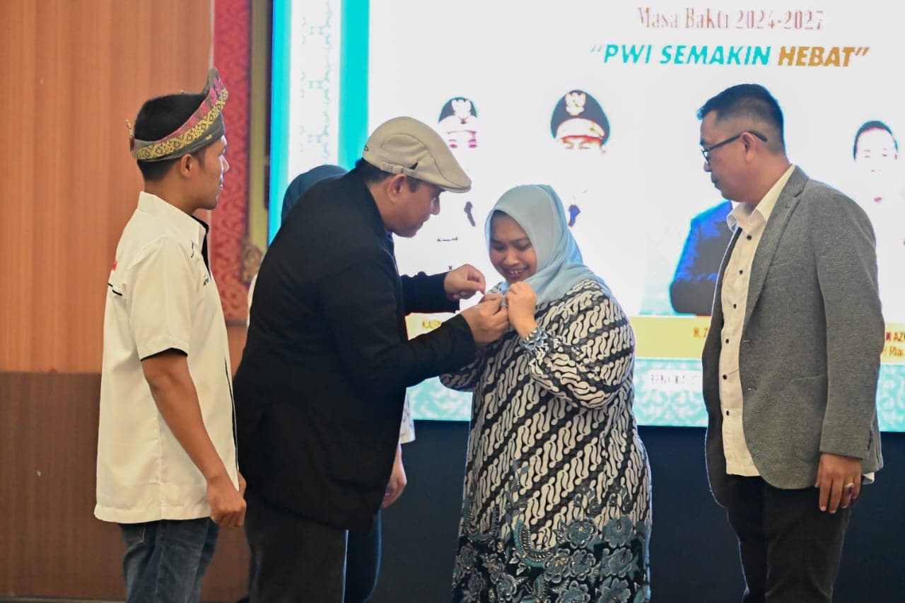 Bupati Bengkalis Kasmarni Terima Pin Emas dari PWI
