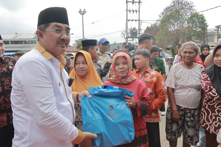 Bupati Anwar Sadat Berikan Bantuan kepada Korban Kebakaran di kelurahan Tungkal Harapan