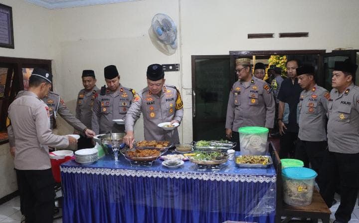 Pimpin Patroli Skala Besar, Kapolres Tulungagung Sahur Bersama dan Safari Subuh di Kalidawir