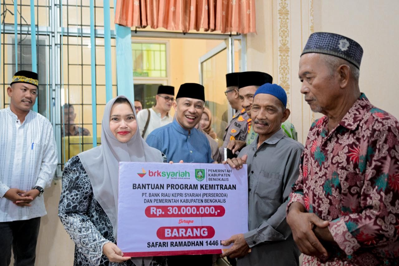 Safari Ramadhan di Kecamatan Rupat, Kasmarni Serahkan Sejumlah Bantuan