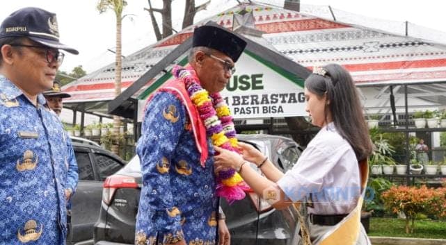 Staf Ahli Bupati Karo Pimpin Upacara Bendera di SMA Negeri 1 Berastagi