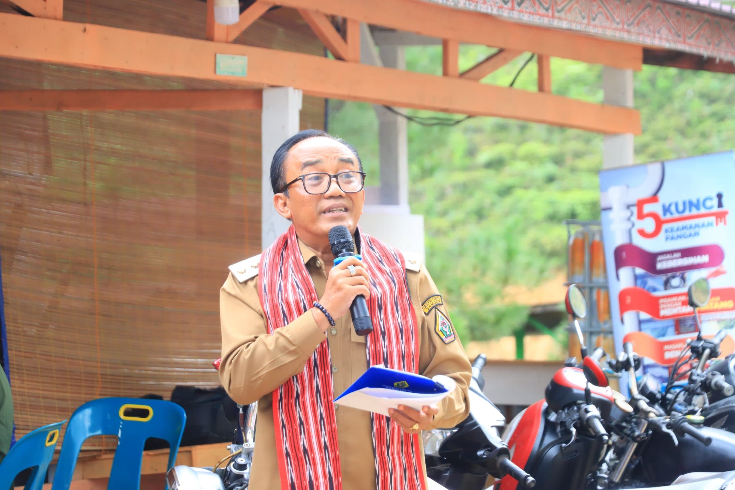 Wakil Bupati Samosir bersama Kepala KPw BI Sibolga Launching Galeri UMKM Bukit Holbung