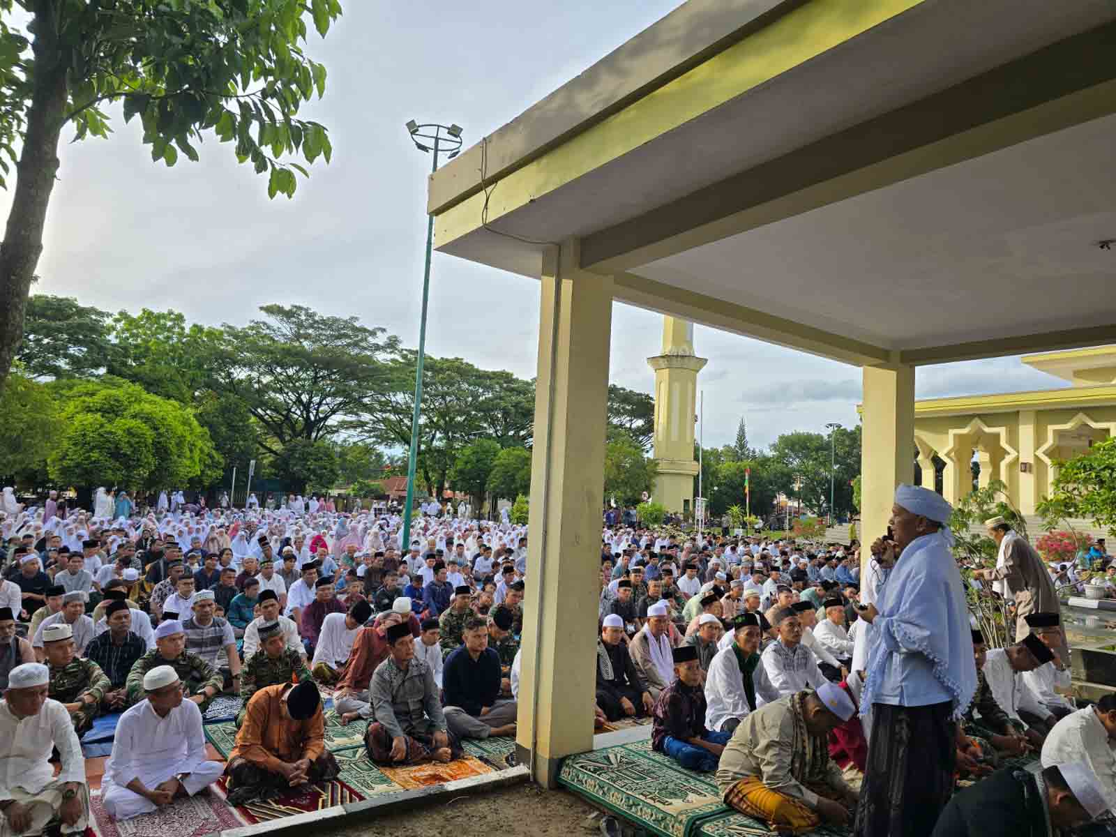 Bupati Bersama Wakil Bupati Paluta Laksanakan Sholat Idul Fitri 1446 H Di Mesjid Raya Gunung Tua
