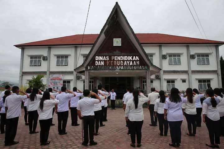 Bupati Taput Pimpin Apel Pagi di Dinas Pendidikan
