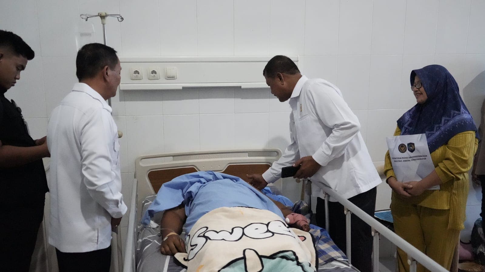 Tiba di Nabire , Dirjenpas Langsung Sambangi Petugas Lapas Yang TerlukaÂ