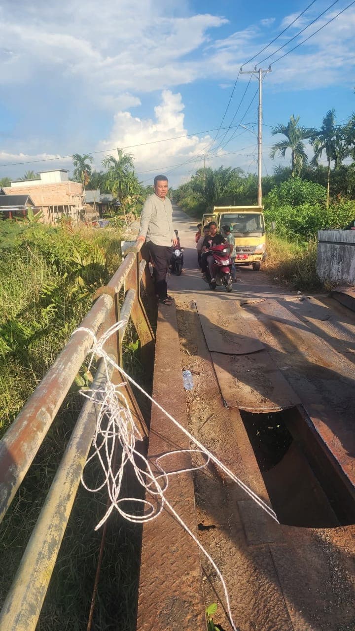 Wakil Bupati Tanjab Barat Tinjau Perbaikan Jembatan Penghubung di Desa Kemuning