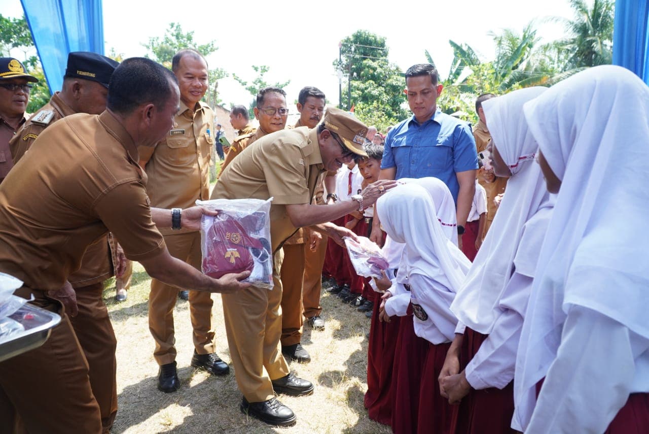 Bupati Langkat Syah Afandin Salurkan 139 Ton Beras dan 180 Seragam Sekolah di Secanggang