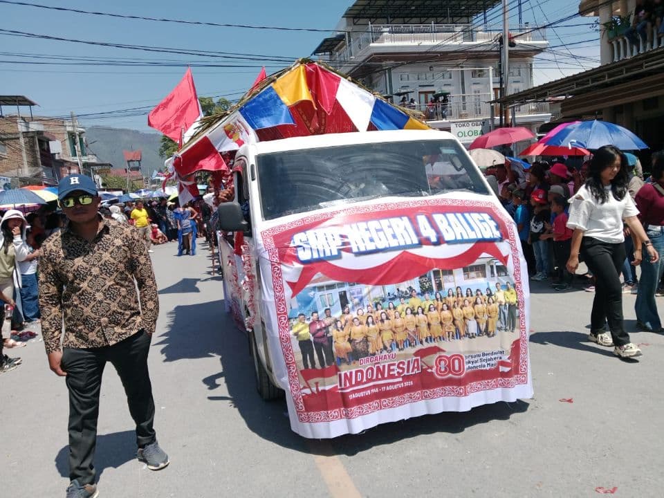 Mobil Hias SMP Negeri 4 Balige Jadi Pusat Perhatian di Defile HUT ke-80 RI