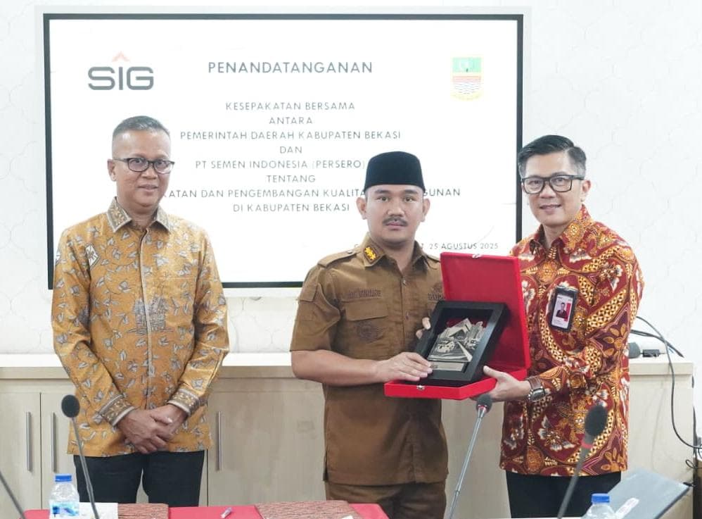 Bupati Bekasi Ade Kuswara Kunang, Bekerjasama Dengan PT Semen Indonesia Tbk.