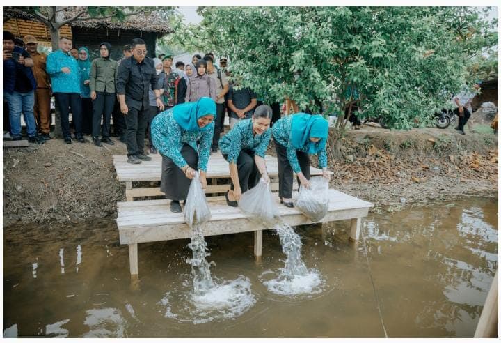 Kahiyang Ayu Tabur 15.000 Benih Ikan,Dorong Swasembada Pangan di Langkat