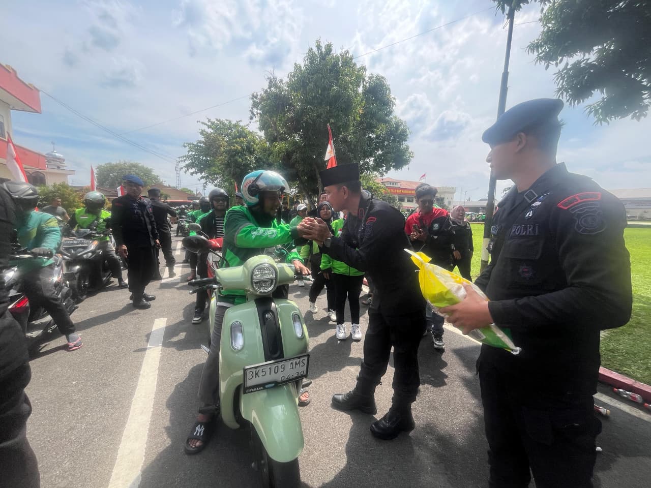 Kebersamaan Brimob dan Ojol di Sumut : Satukan Hati, Tebar Kepedulian