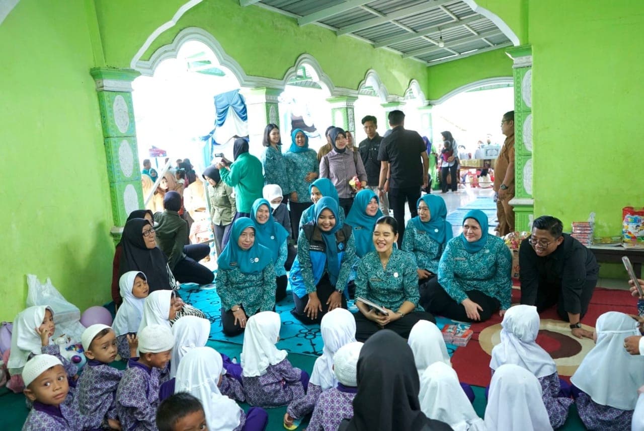 Ketua TP PKK Kab.Langkat Ny. Endang Kurniasih Dampingi Kahiyang Ayu Tinjau Posyandu dan Salurkan Bantuan di Langkat