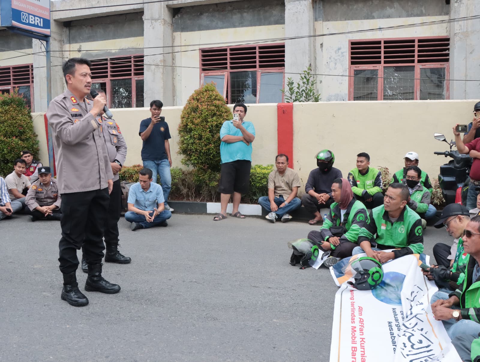 Kapolres Binjai Duduk Bersama Para Ojol Mendoakan Alm. Affan Kurniawan