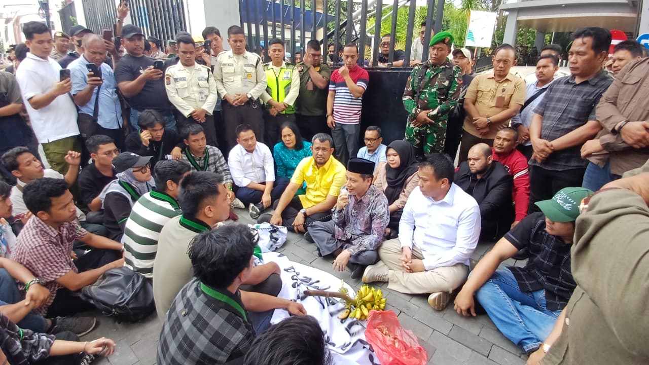 3 Pimpinan dan 7 Anggota DPRD Medan Temui Massa Aksi HMI