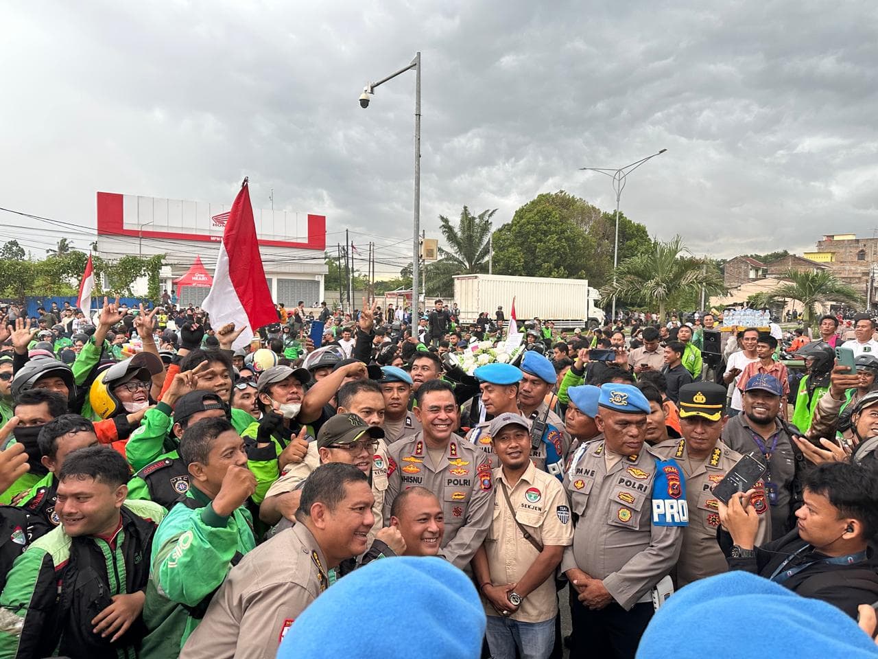 Aksi Solidaritas Ratusan Ojol di Polda Sumut Berjalan Damai