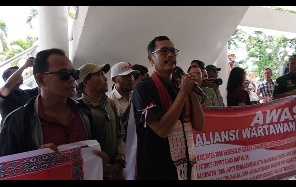 Aliansi Wartawan Masyarakat Gelar “AKSI DAMAI” Sampaikan Delapan Poin Tuntutan ke DPRD Kabupaten Toba