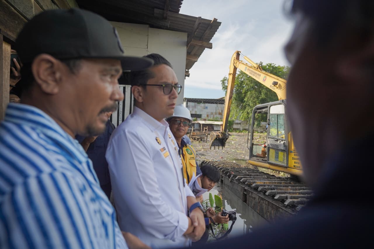 Rico Waas Pimpin Normalisasi Parit Gonggong,Optimis Genangan Air di Seputaran Simpang Kantor Dapat Teratasi