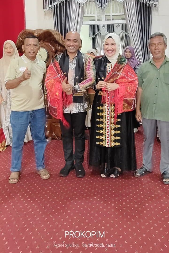 SWI Aceh Singkil Kenakan Ulos Batak kepada Dandim Lama sebagai Tanda Penghormatan