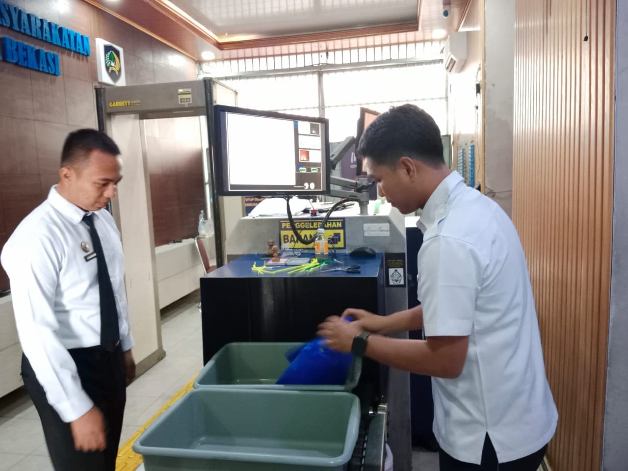 Maksimalkan Keamanan, Petugas Lapas Kelas IIA Bekasi Gunakan Alat X-Ray Untuk Seluruh Pengunjung dan Pegawai Lapas