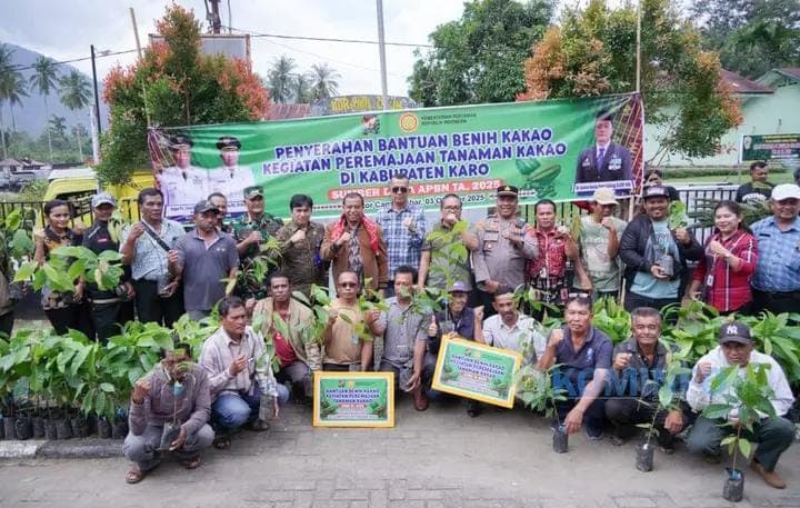 Bupati Karo Serahkan 100 Ribu Batang Benih Kakao kepada Kelompok Tani