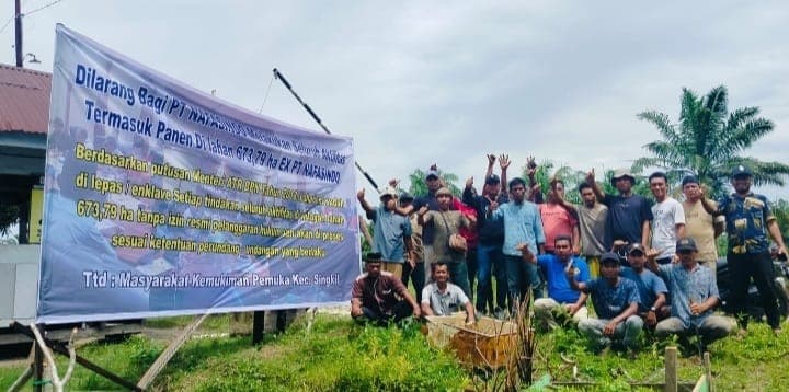 Masyarakat Kemukiman Pemuka Pasang Baliho di Area Enklave PT Nafasindo, Tegaskan Status Lahan 673,79 Hektare