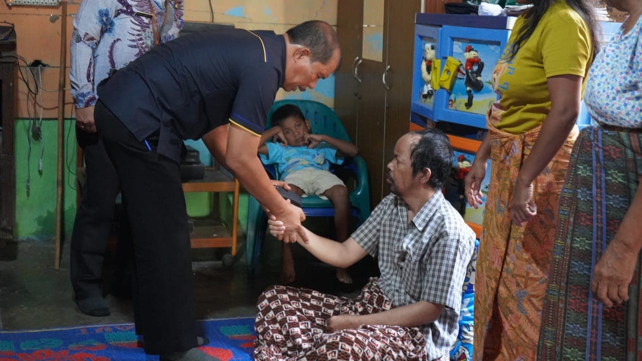 Pemkab Toba Tunjukkan Kepedulian, Bantu Warga Sakit di Desa Sigaol Timur