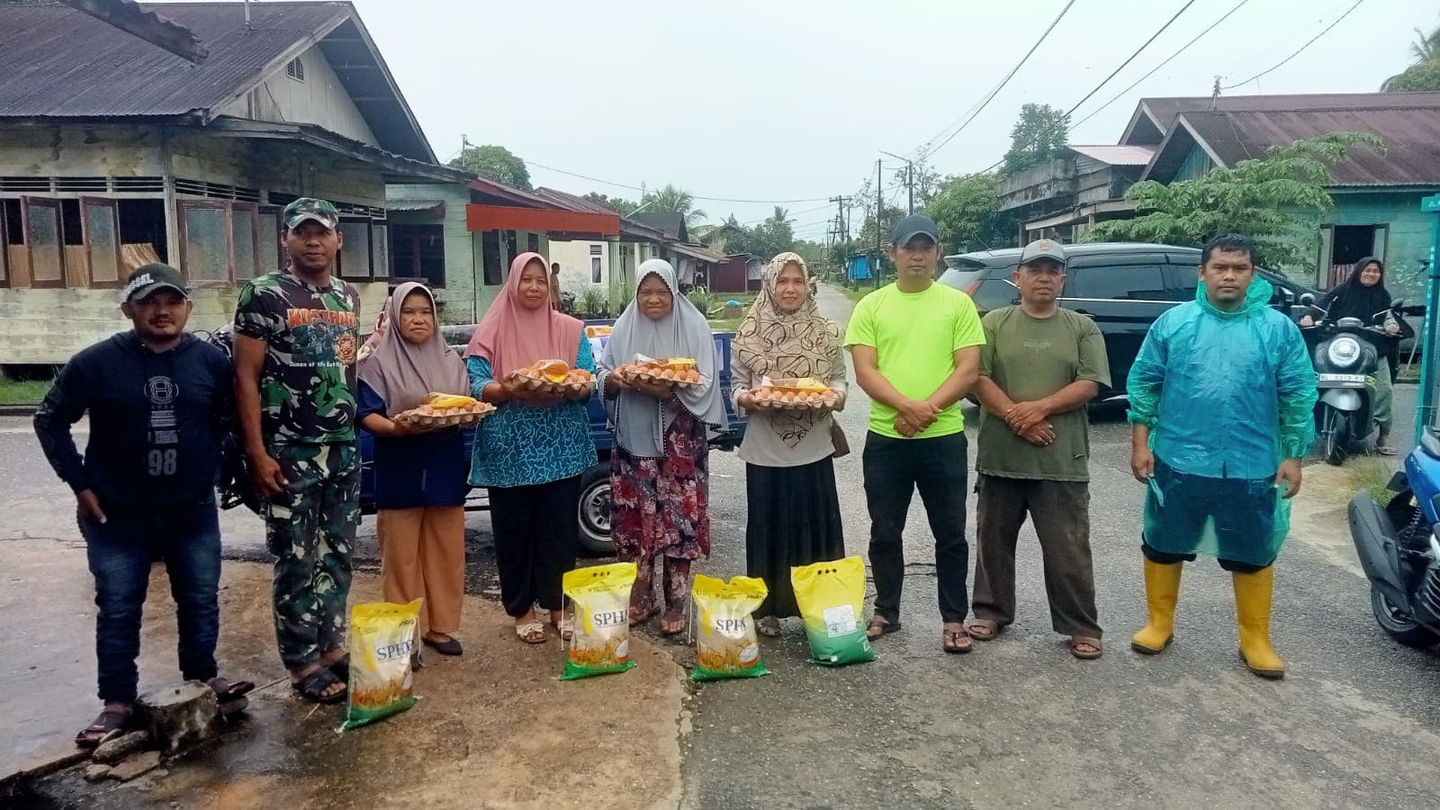 Warga Gosong Telaga Selatan Terima Bantuan Sembako Dampak Cuaca Ekstrem