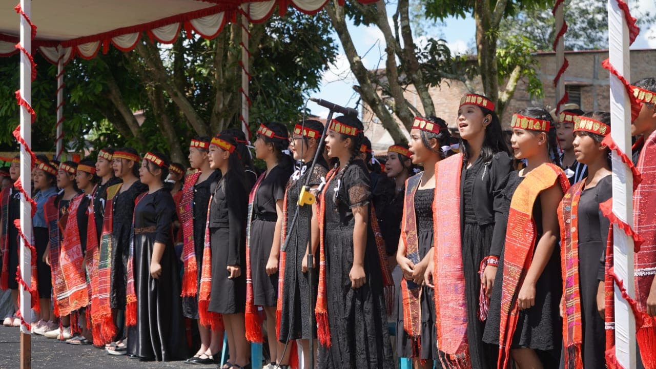 Peringatan Hari Guru Nasional ke-80 di Toba Berjalan Meriah, Bupati Targetkan Peningkatan Prestasi Siswa