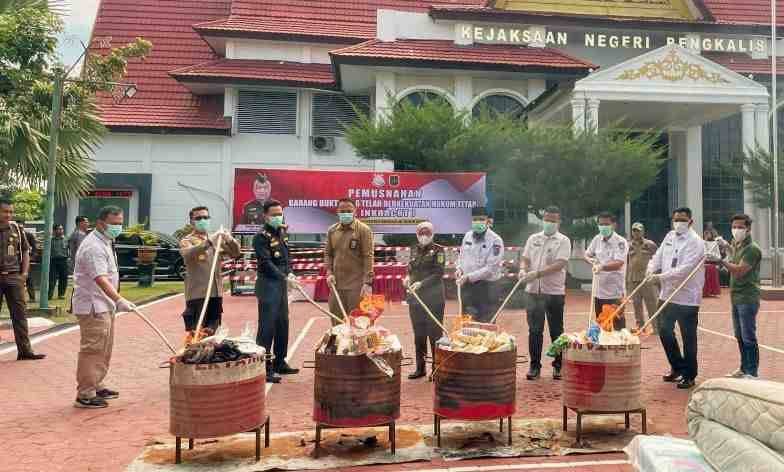 Kejaksaan Negeri Bengkalis Musnahkan Ribuan Gram Narkotika dan Berbagai Barang Ilegal