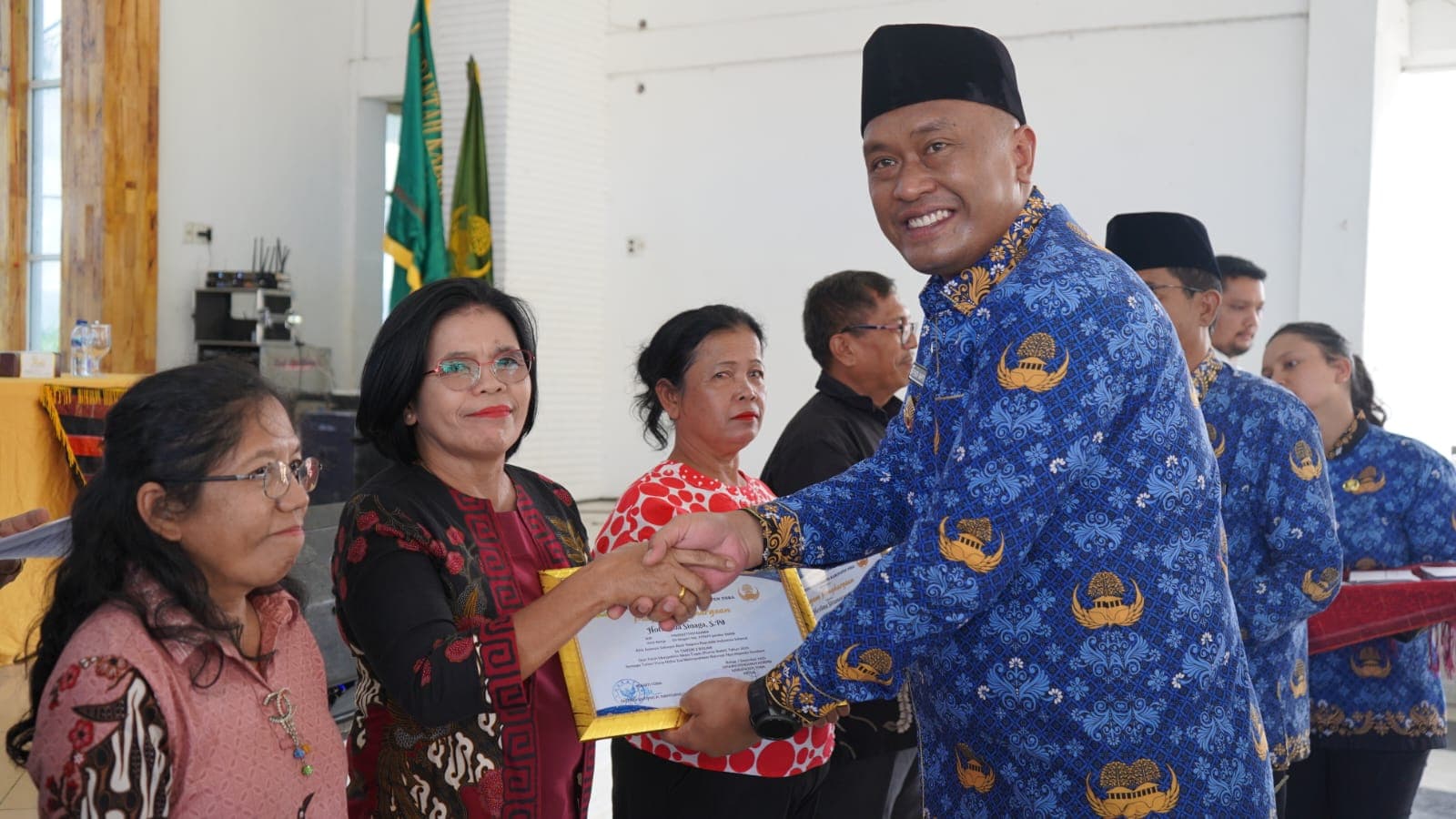 HUT ke-54 KORPRI, Pemkab Toba Beri Penghargaan kepada ASN Aktif dan Pensiun