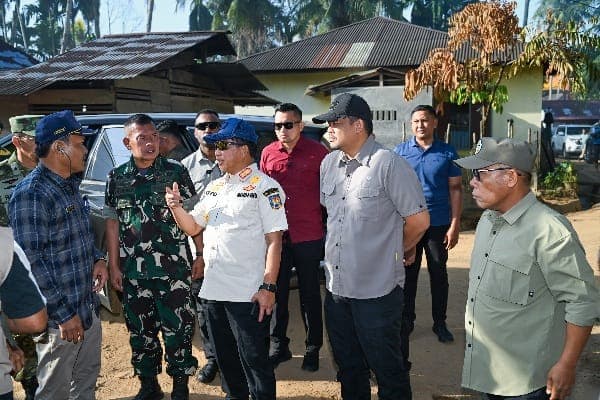 Mendagri Didampingi Gubsu Tinjau Normalisasi Sungai di HutanabolonÂ