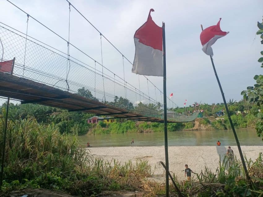 Prajurit TNI Rampungkan Renovasi Jembatan Gantung Garuda, Akses Desa Bandar Kuala Kembali Pulih