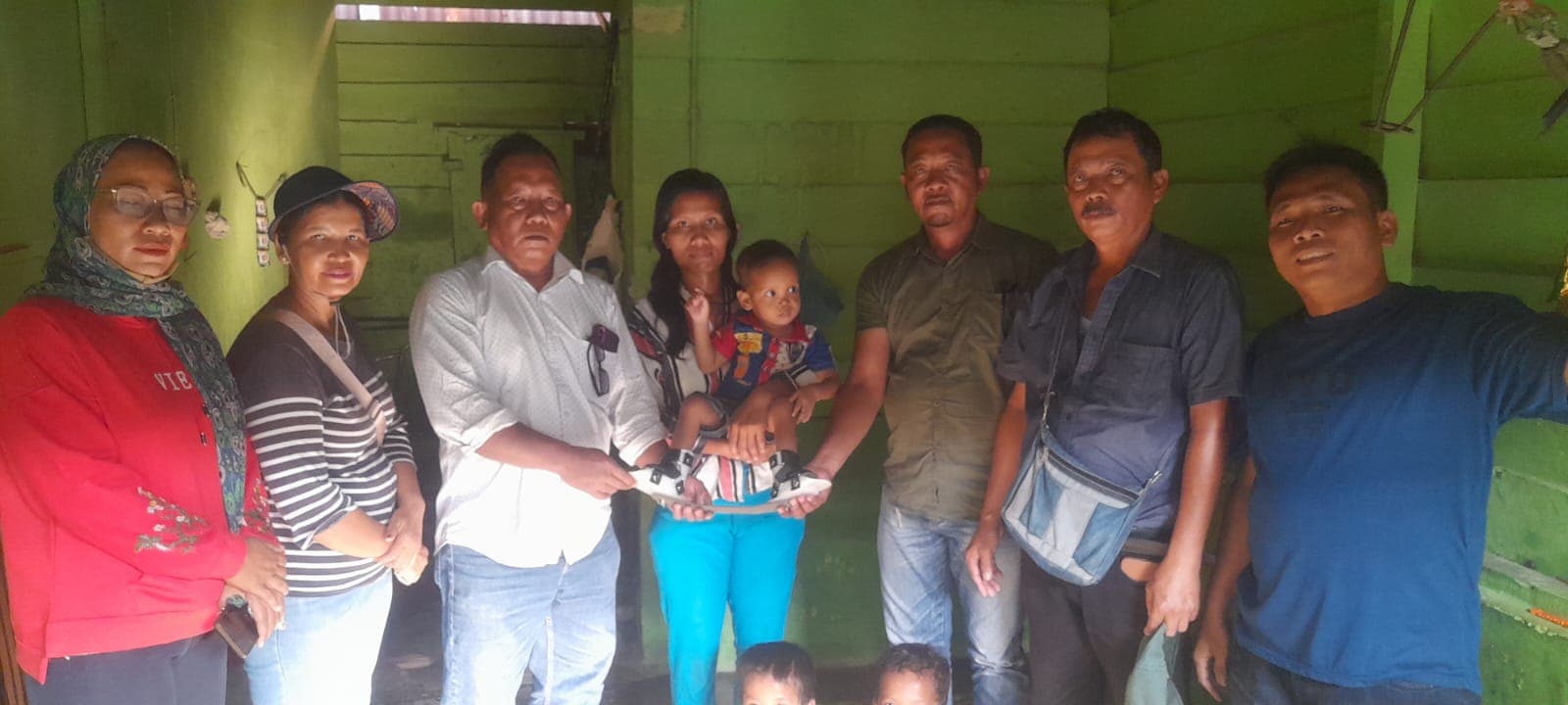 Maruli Siahaan Beri Bantuan Sepatu Orthopedi Kepada Warga Tidak Mampu