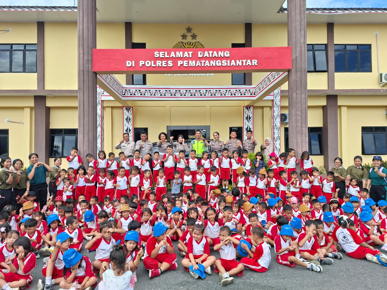 “Belajar Tertib Berlalu Lintas, 180 Anak TK Antusias Ikuti Edukasi Sat Lantas Polres Pematangsiantar”