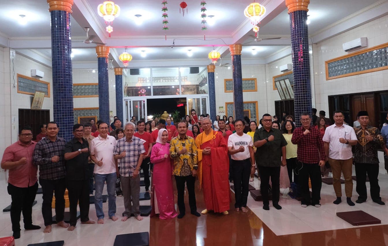 Imlek 2577,Wali Kota Kunjungi Vihara Tri Ratna dan Ucapkan Selamat Merayakan