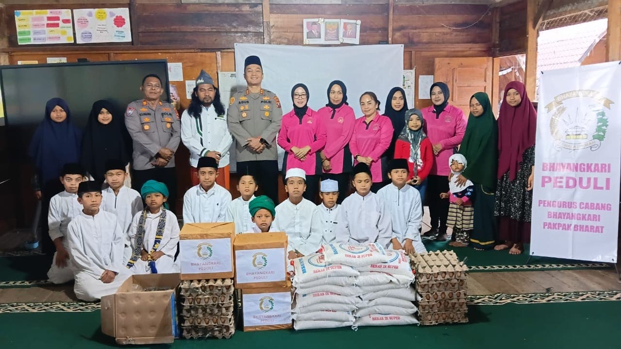 Kapolres Didampingi Ketua Bhayangkari Cabang Pakpak Bharat Kunjungi Ponpes Serta Mesjid