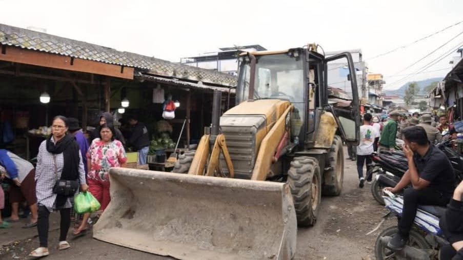 Pemkab Karo Tertibkan Lapak Pedagang yang Menyalahi Aturan di Kawasan Pusat Pasar Berastagi