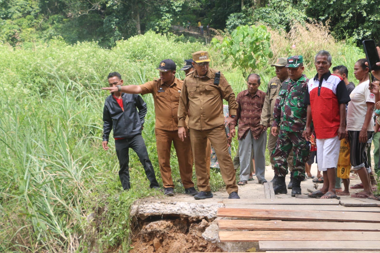 Respons Cepat Bupati Tapanuli Utara, Tinjau Jembatan Putus dan Temui Warga Garoga