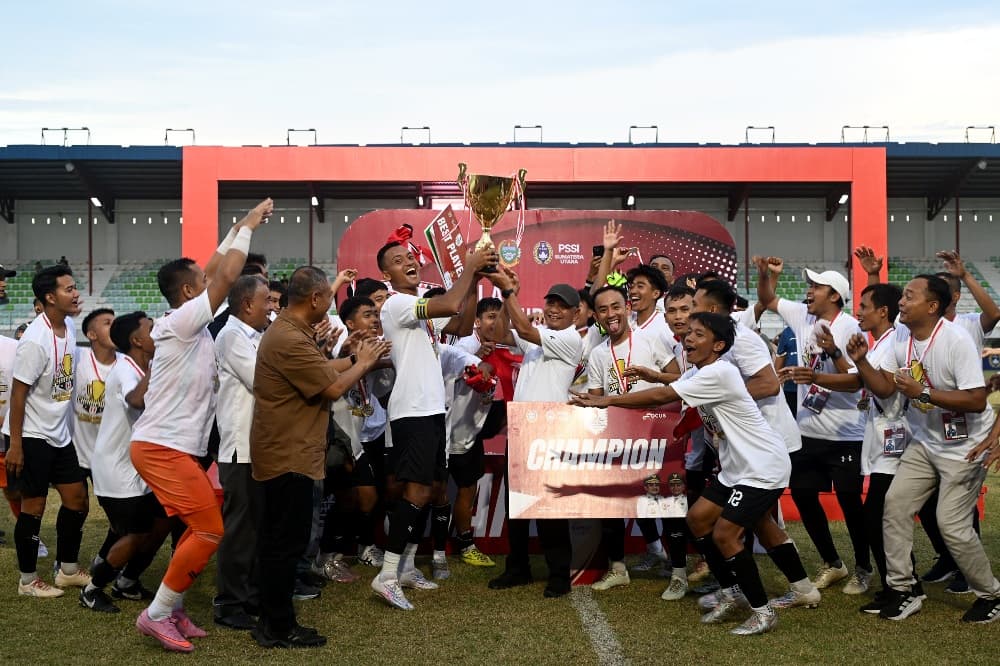 Payabakung United Juara Liga 4 Sumut, Wagub Serahkan Trofi Piala Gubernur