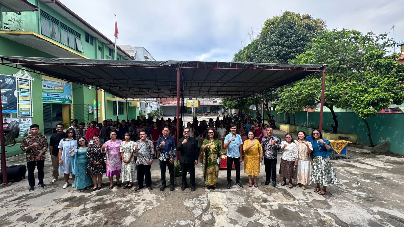 SMPN 13 Medan Peringat Paskah di Halaman Sekolah