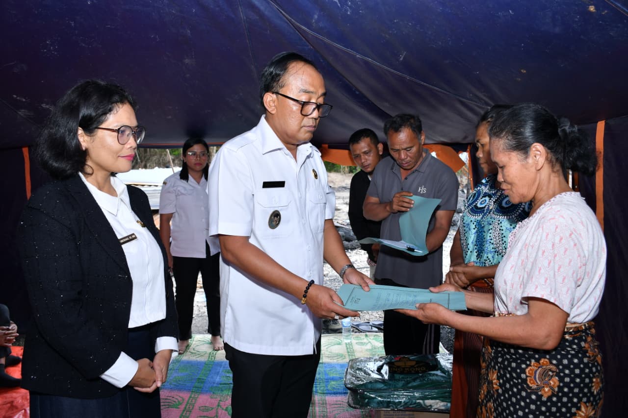 Pemkab Samosir Beri Penghiburan kepada Korban Kebakaran, Wabup Ariston Tua Sidauruk Serahkan Bantuan Tunai, Sembako dan Bahan Bangunan