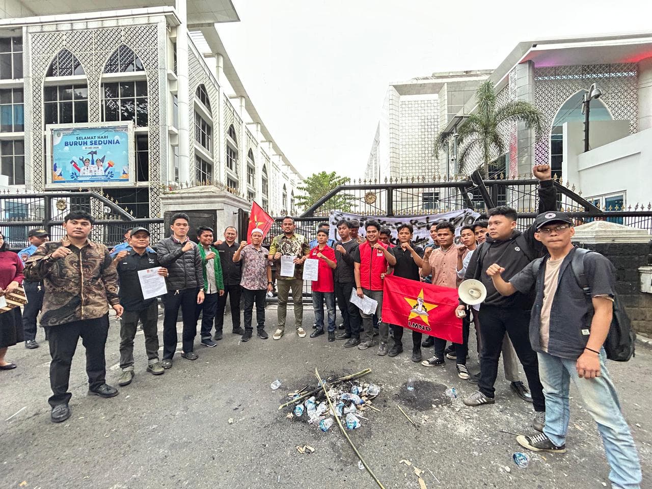 LMND Sumut Gelar Demo di DPRD Sumut, Soroti Pungli Pendidikan dan Desak Pencopotan Kepala BGN