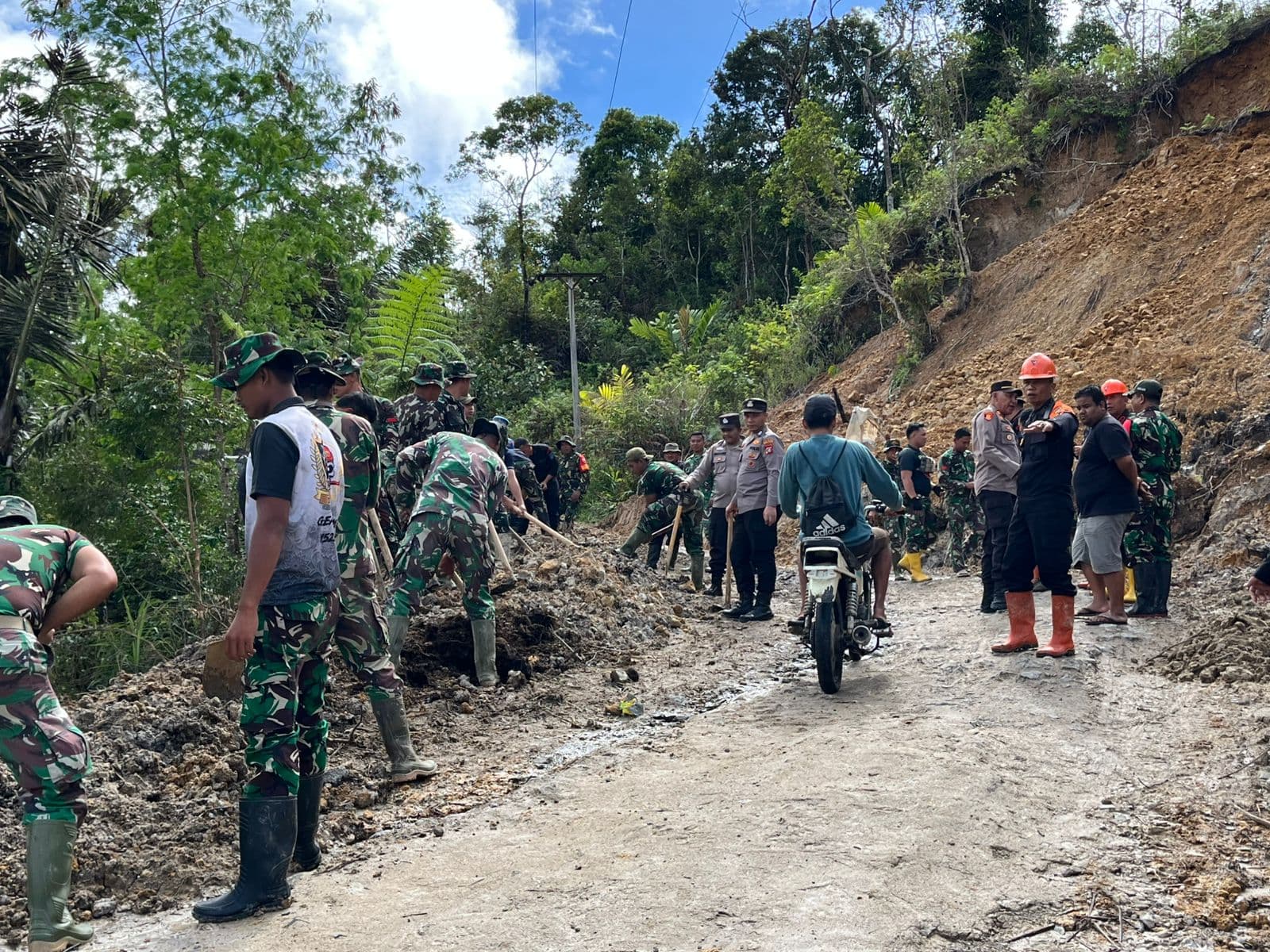 Jalan Kampung Baru Sipirok Kembali Terbuka, Respons Cepat Brimob Cegah Lumpuhnya Mobilitas Warga