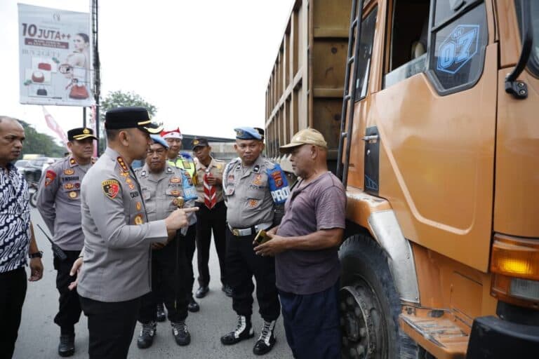 Kapolrestabes Medan Stop Truk Tiga Sumbu