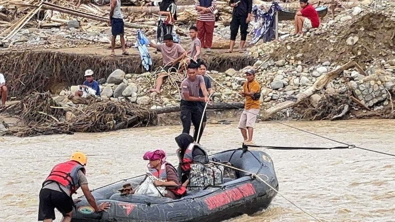 Perahu Karet Darurat Jadi Penyelamat, Polda Sumut Evakuasi Warga Sakit dan Urgent Terdampak Bencana di Garoga