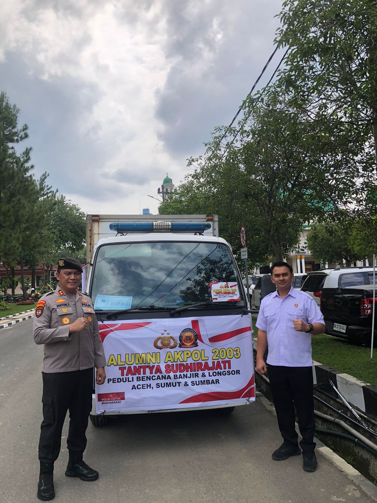 Polda Sumut Salurkan Bantuan Sembako dan Air Bersih dari Alumni Akpol 2003 untuk Warga Terdampak Banjir di Langkat