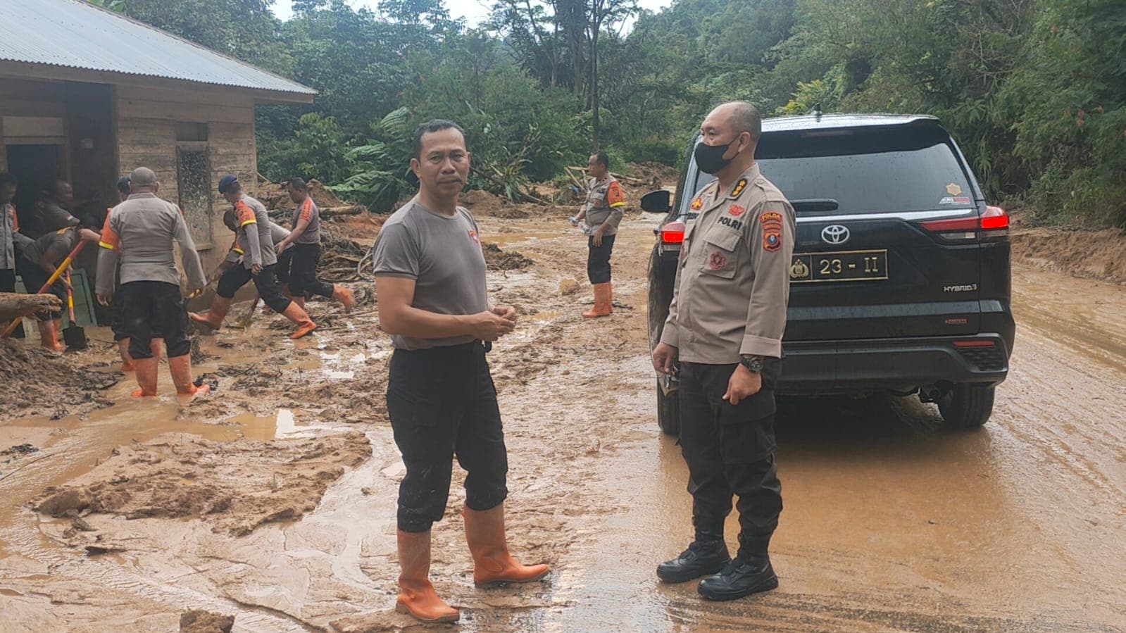 Sigap Bantu Warga di Lokasi Bencana, Brimob Polda Sumut Pulihkan Aktivitas Warga Tapanuli Utara