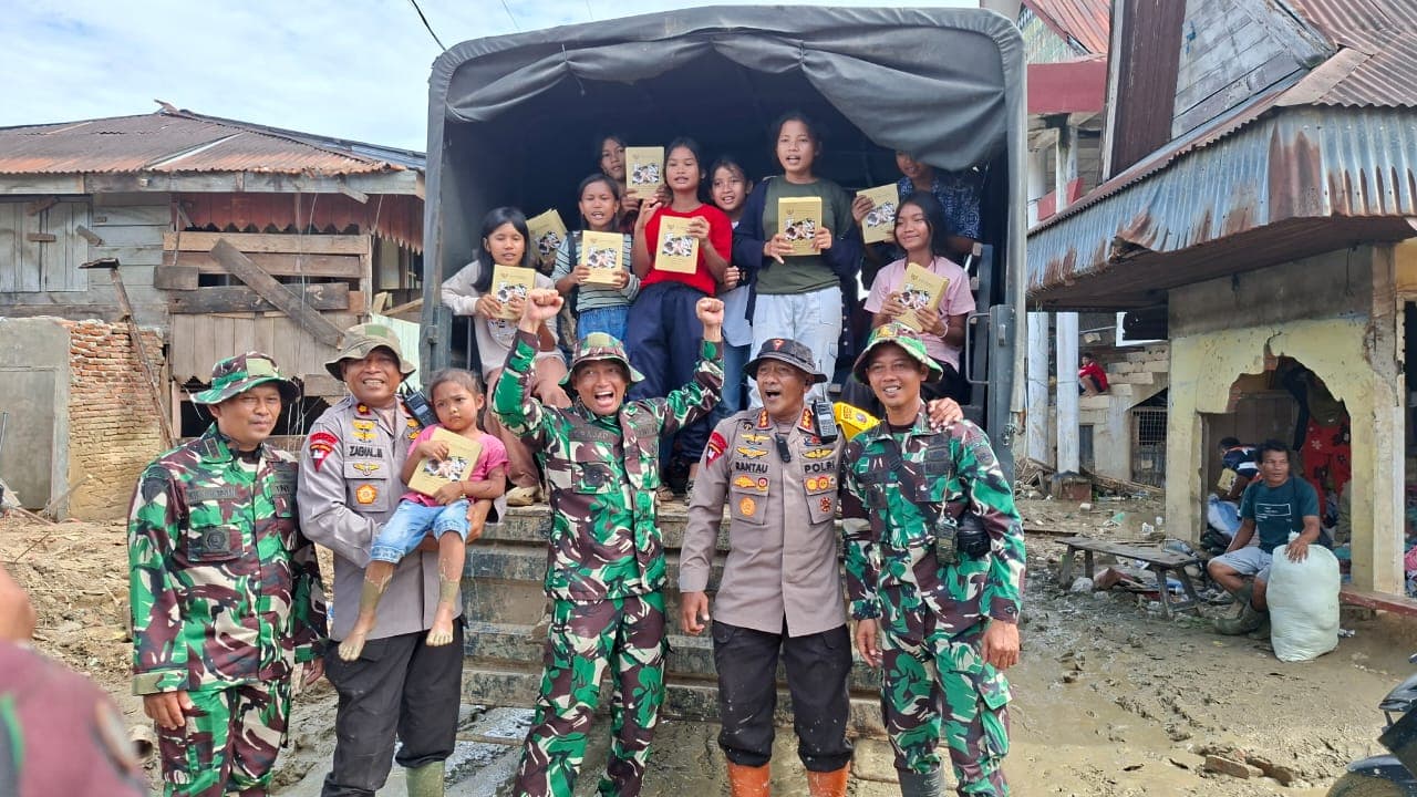 “Susu dari Presiden, Senyum Anak-anak di Pasar Huta Godang – Brimob Polda Sumut Hadir Tebar Kepedulian”