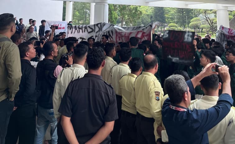 Mahasiswa USU: Turunkan UKT, Turunkan Muryanto Amin dari Rektor